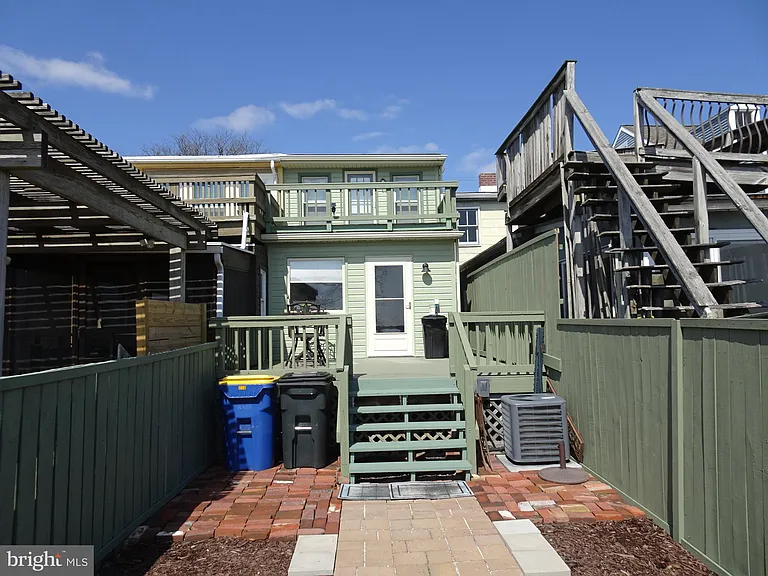 213 E 2nd St — Photo 4