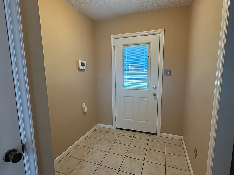 108 Laurel Ct — Photo 3