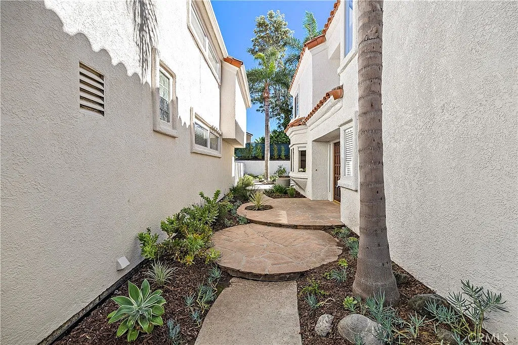 3 bed, 2.5 bath, 1955 sqft, $6,350 — Photo 2