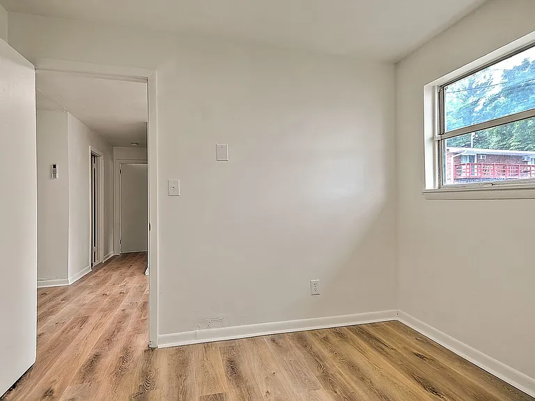 718 W G St — Photo 31