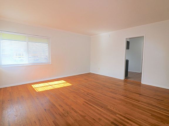4th image of 4746-4756 1/2 Point Loma Ave #4752