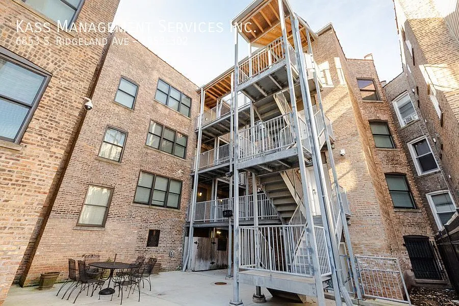 Building Photo - 6853 S Ridgeland Ave #302