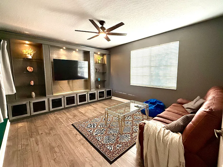 885 Chatsworth Dr — Photo 10