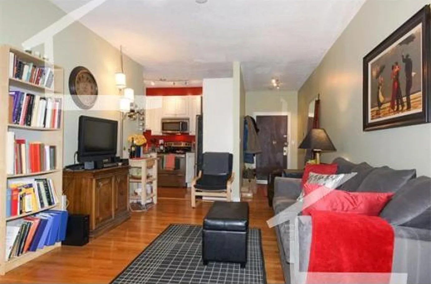 Nicely renovated 2 bed in Brighton. — Photo 3