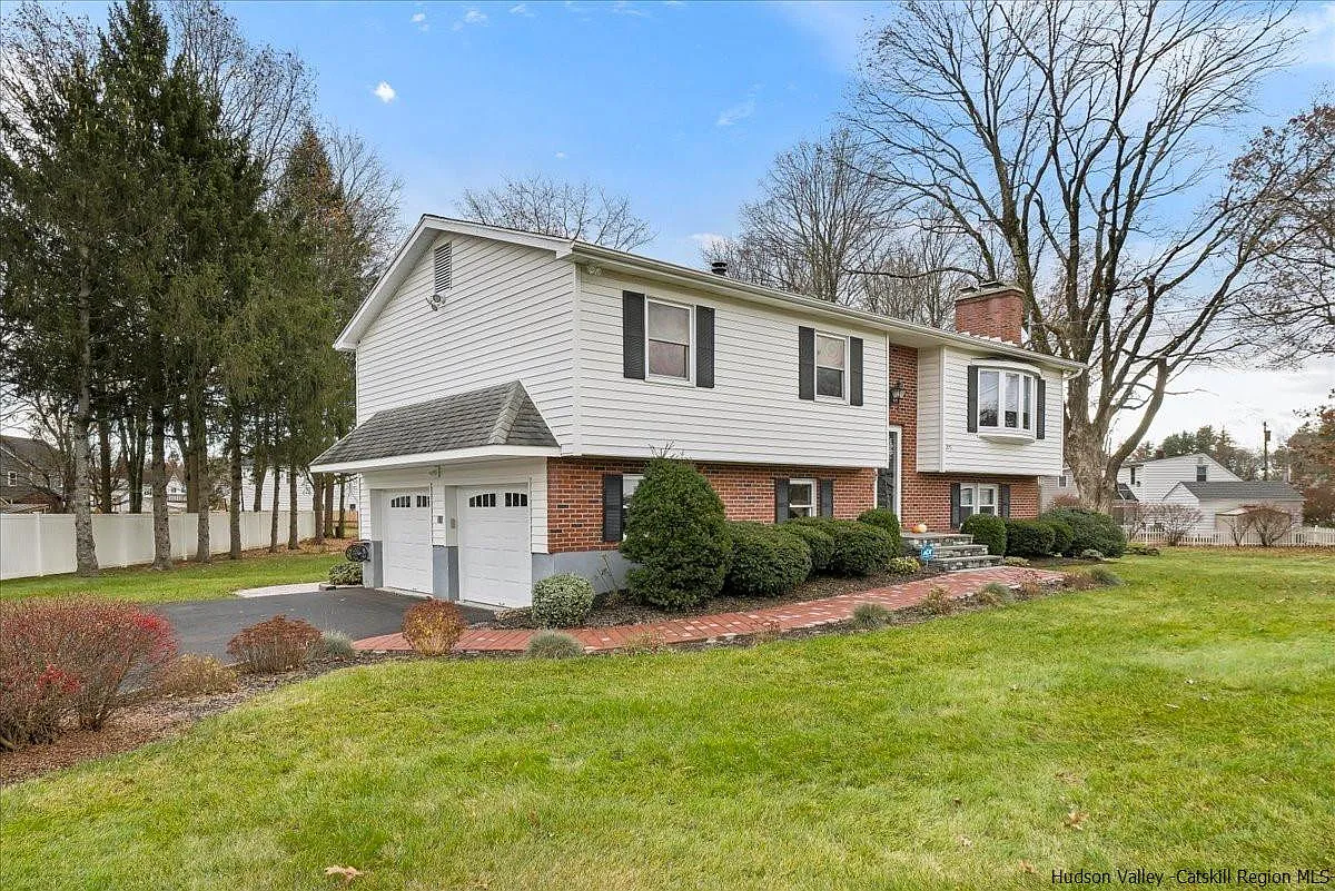 205 Maple Avenue photo 1