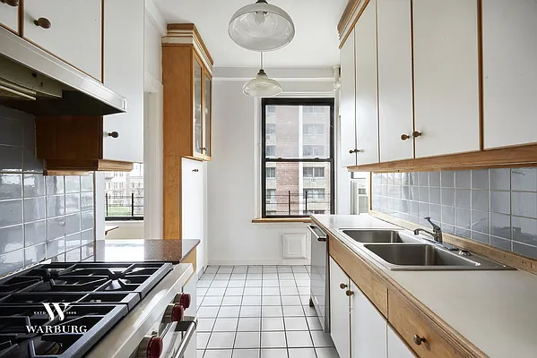 Sold by Warburg | media 9