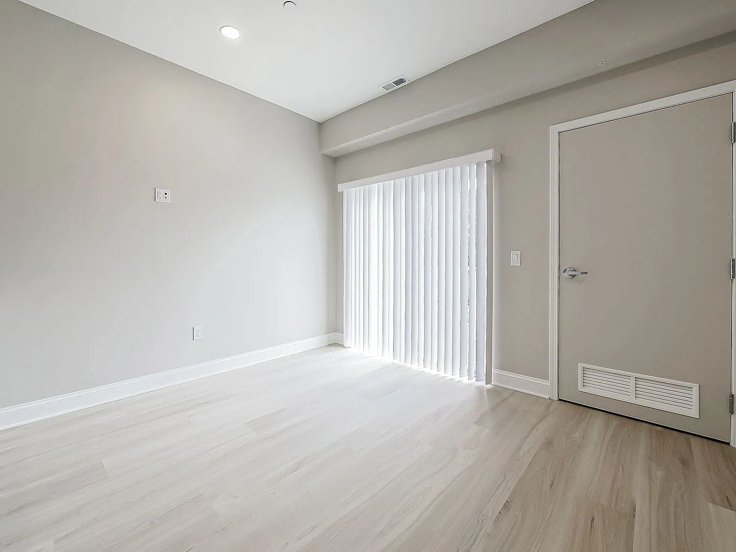 Hines View Apartments — Photo 3