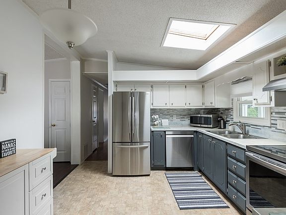 3rd image of 2 Honeysuckle Ln