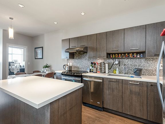 4th image of 963 Charland Ave #1403