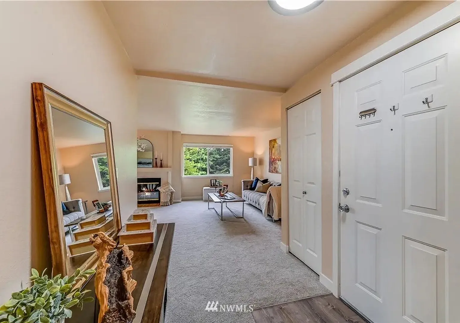 Bellevue - Spacious 2 Bedroom / 2 Bath Corner Condo Unit C1 **Pool and Gym — Photo 2