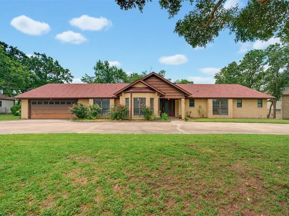 133 Champions Dr, Rockdale, TX 76567