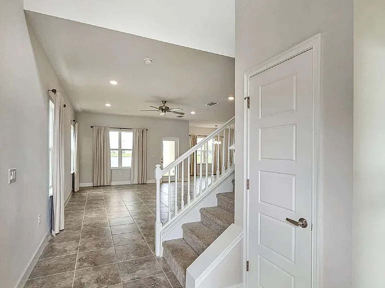 1109 Canfield Cir SE — Photo 2
