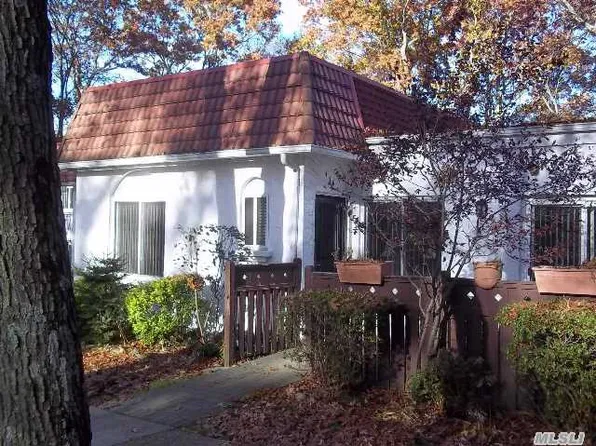 436 Clubhouse Ct, Coram, NY 11727