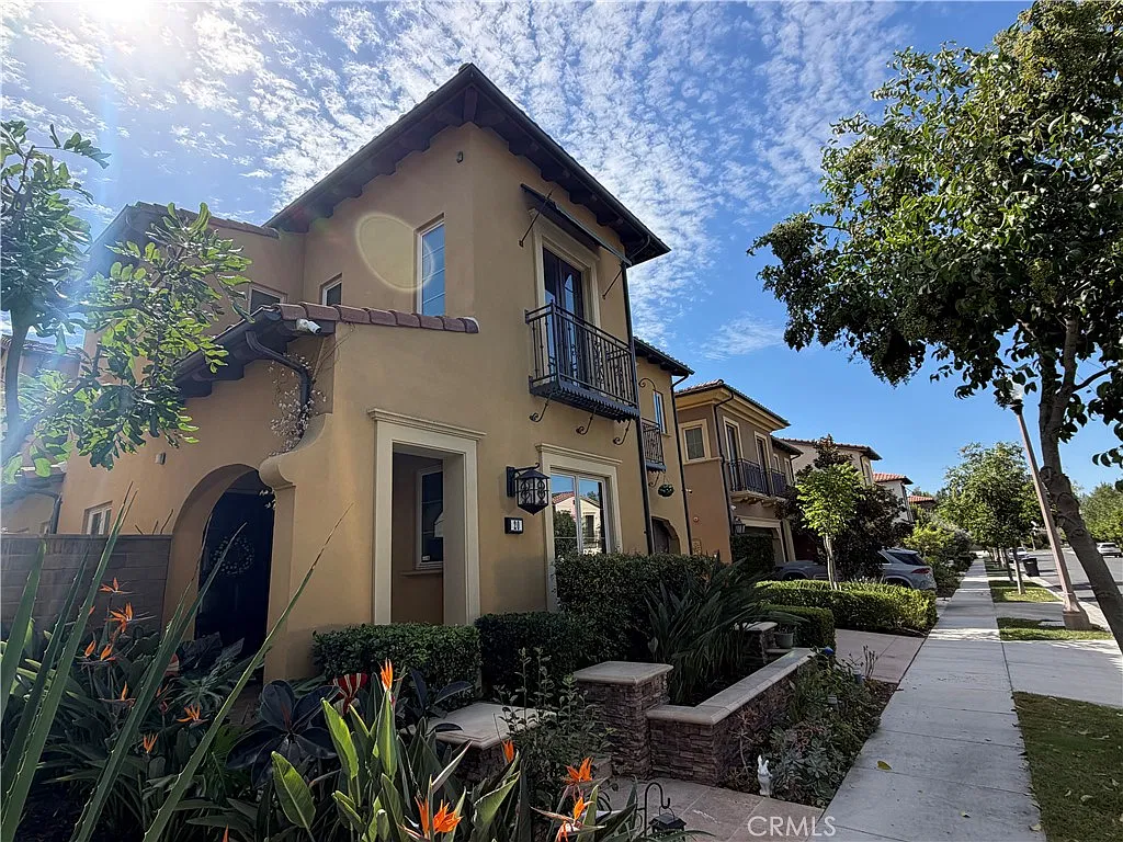 5 bed, 4209 sqft, $9,500 — Photo 2
