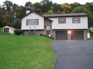 571 Strausser Rd, Hamburg, PA 19526