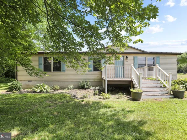 19 Regency Dr, Falling Waters, WV 25419