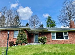 2921 E Cumberland Rd, Bluefield, WV 24701