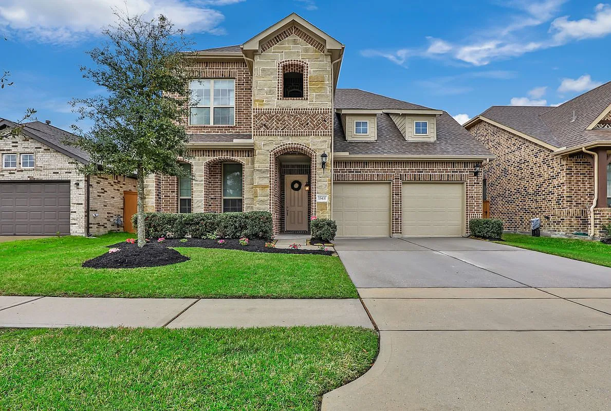 4 bed, 3.0 bath, 2363 sqft, $2,950 — Photo 1