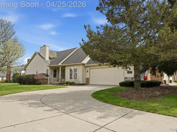 16318 Country Knoll Dr, Northville, MI 48168