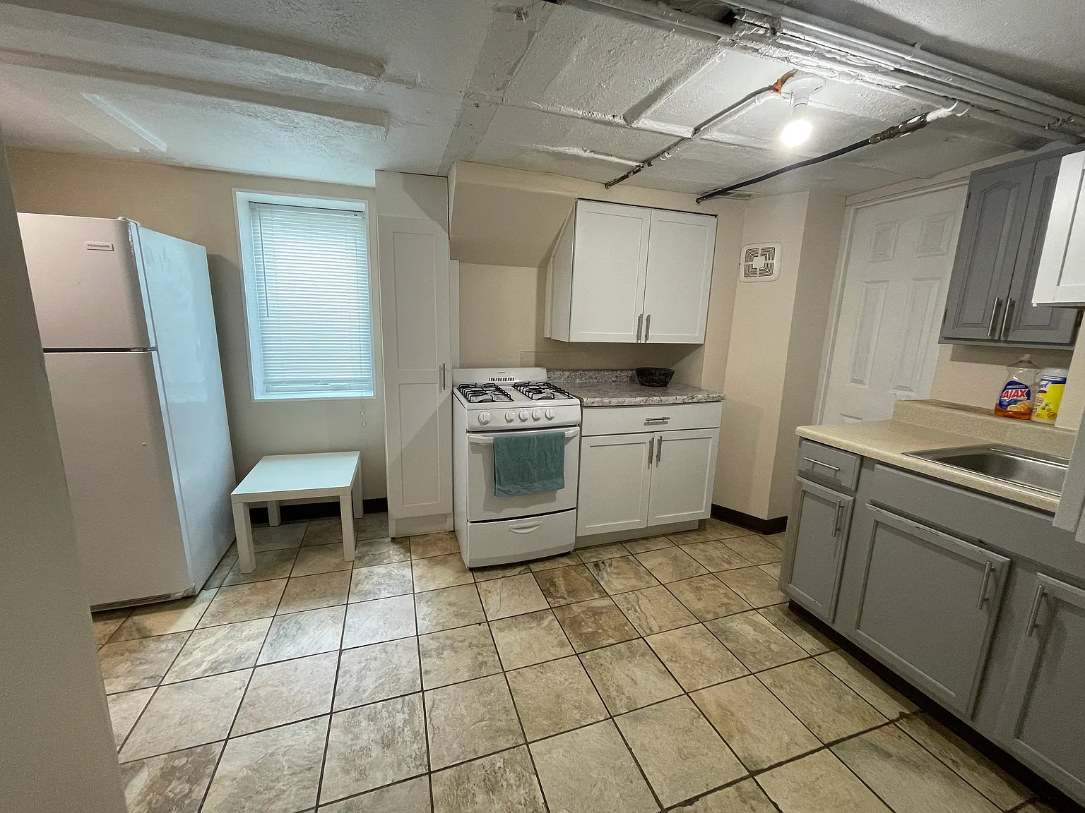 2 bed, 1000 sqft, $1,100 — Photo 4