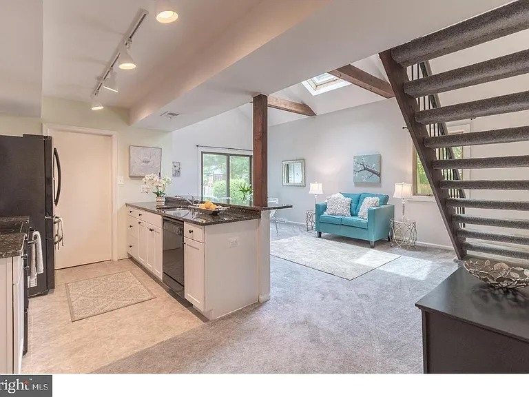 21 Cornwall Dr — Photo 5