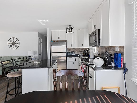 4th image of 1761 West Ave #A