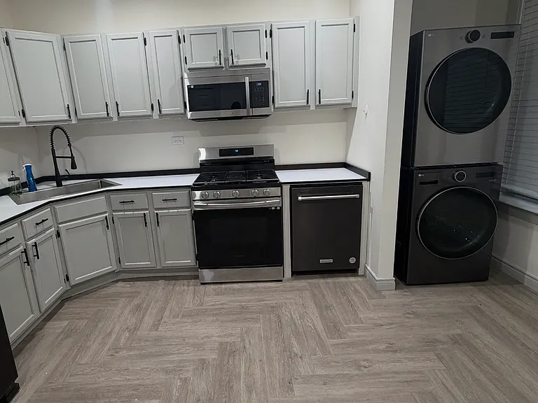 2851 N Springfield Ave — Photo 2
