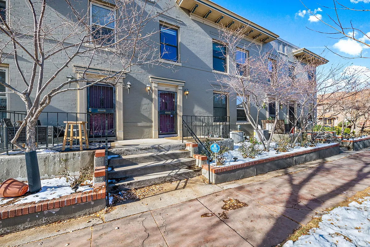 East-facing front porch. - 1367 N Marion St