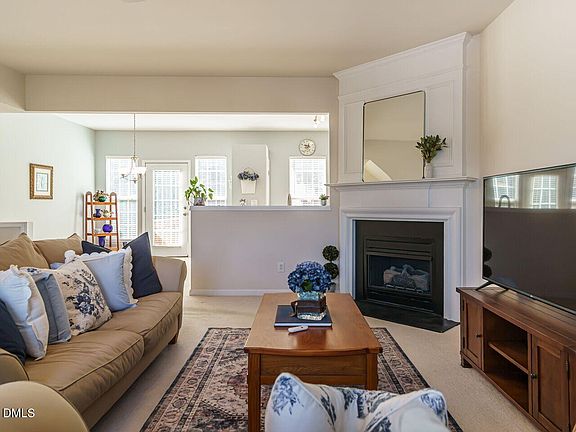 4th image of 405 Sutter Gate Ln