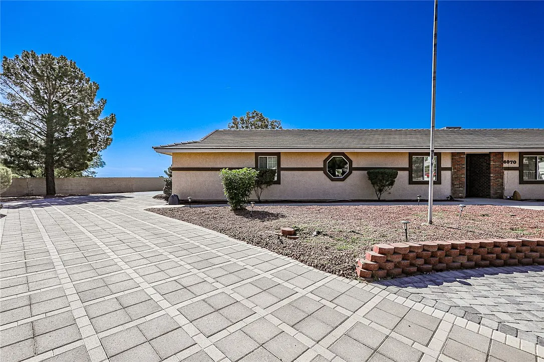 3 bed, 2.0 bath, 2276 sqft, $3,800 — Photo 3