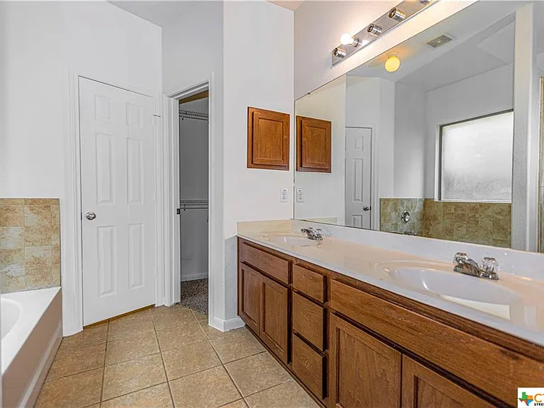 394 Pecan Mdws — Photo 10