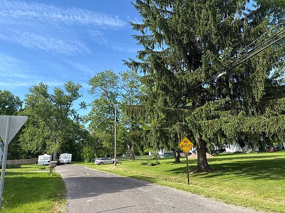 5th image of 611 Orris Rd