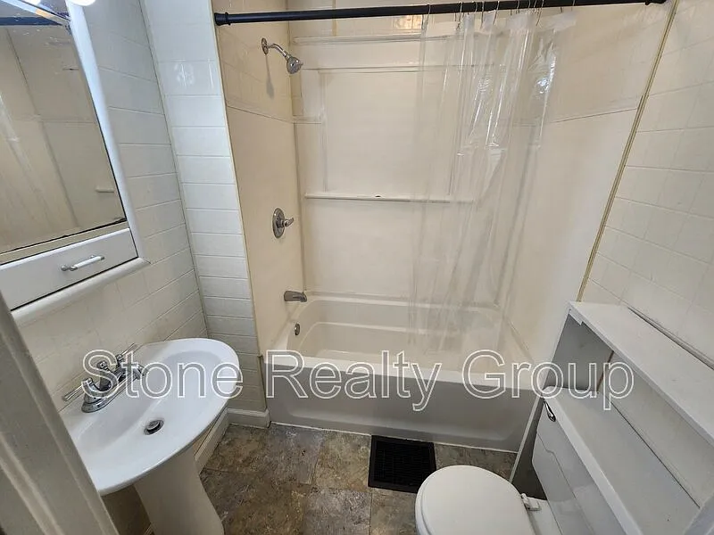 1 bed, 1.0 bath, $850 — Photo 2