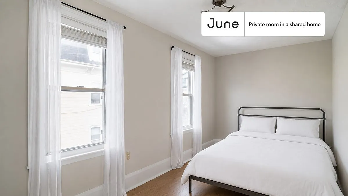 Queen bedroom in 3 bed/1 bath home in Somerville #1668 B — Photo 1
