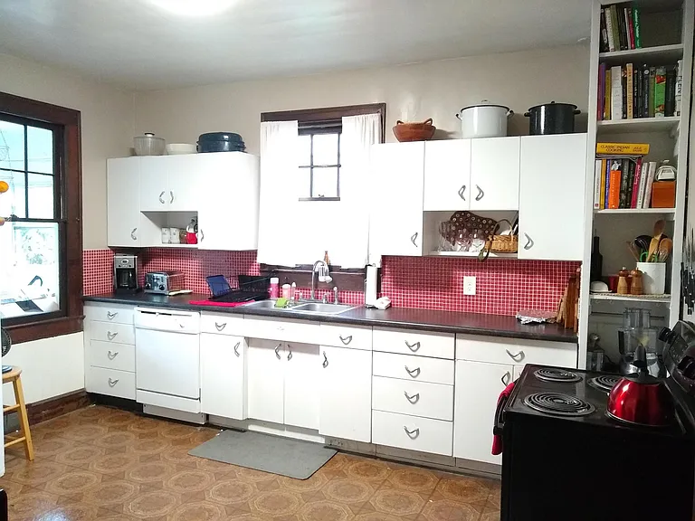 Large kitchen with plenty of retro cabinets