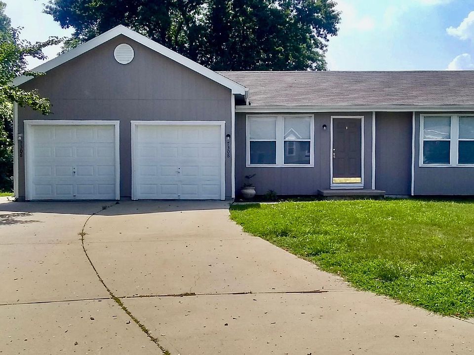 Front of unit. Garage on right.