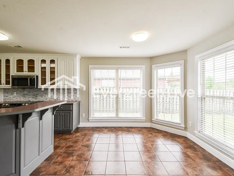 557 N Fox Meadows Ln — Photo 6