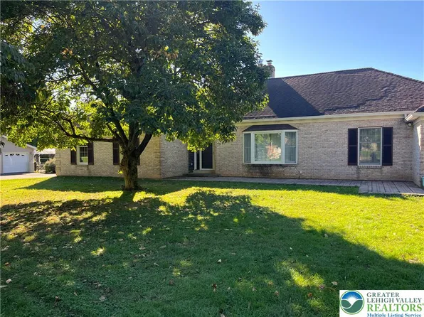 6221 Dove Dr E, Bethlehem, PA 18017