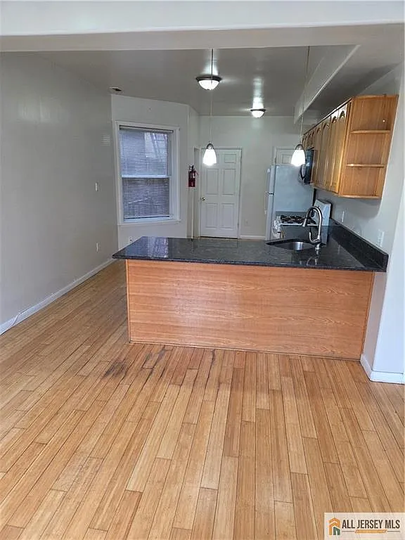3 bed, 2.0 bath, 2906 sqft, $2,700 — Photo 4