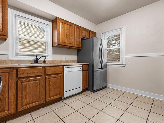 3rd image of 1615 Warren Rd