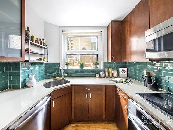 4th image of 321 W 55th St APT 83