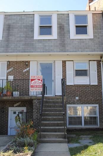 2 Level Condo for Sale!