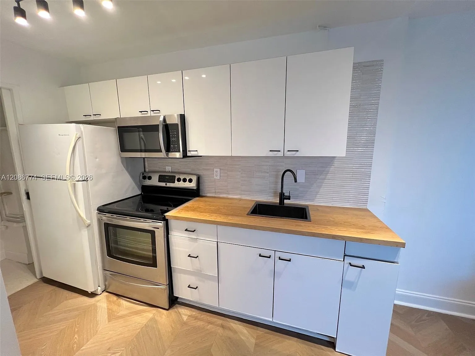 Islander Condo Apts — Photo 3