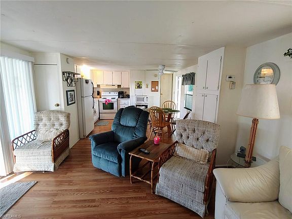 3rd image of 271 Poinsettia Dr