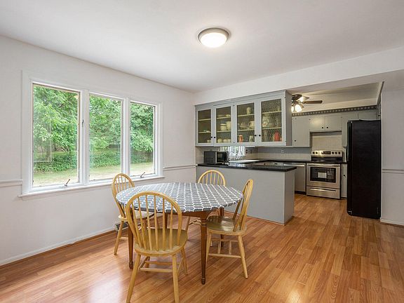5th image of 520 Circlewood Dr S