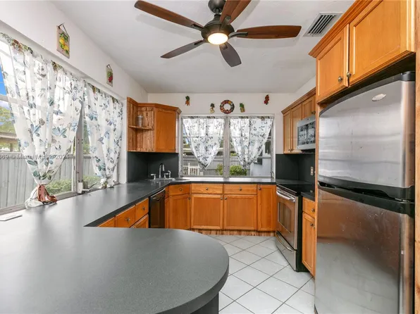 6852 SW 9th St, Pembroke Pines, FL 33023