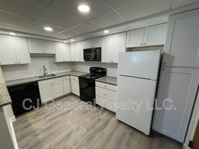 106 Broad St #32