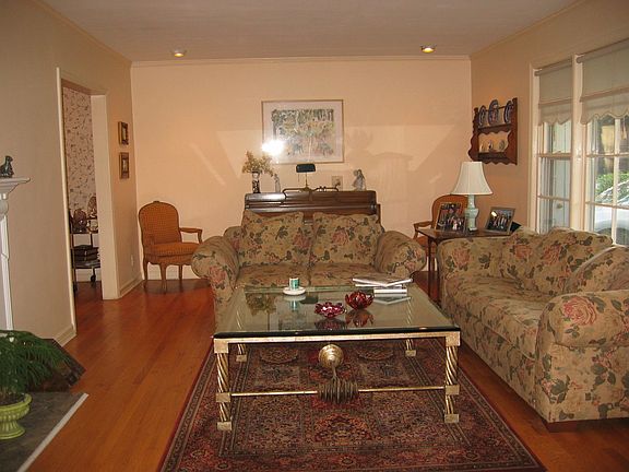living room w/ fireplace