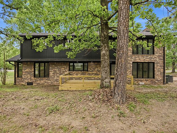 2nd image of 102 Parkwood Ln
