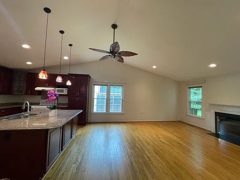 13813 Mustang Hill Ln — Photo 7